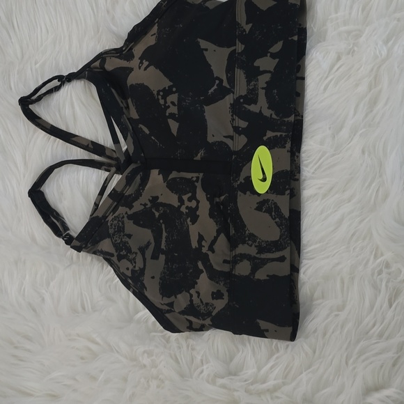 Nike Black and Green Leggings & Sport Bra Camouflage Design Set - Picture 3 of 3
